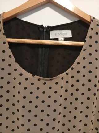 Vestido de lunares beige y falda plisada negra