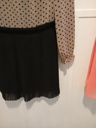 Vestido de lunares beige y falda plisada negra