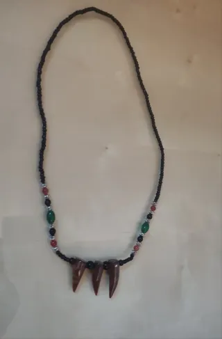 Collar mujer con dientes y cuentas