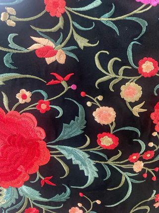 Mantoncillo Flamenco Bordado Negro y Rojo