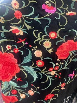 Mantoncillo Flamenco Bordado Negro y Rojo