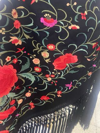 Mantoncillo Flamenco Bordado Negro y Rojo