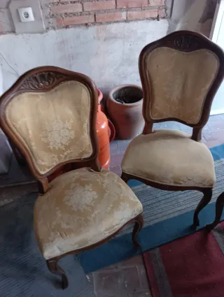 Mesa y sillas antiguas