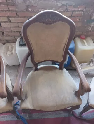 Mesa y sillas antiguas