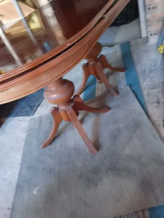 Mesa y sillas antiguas