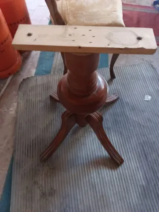 Mesa y sillas antiguas