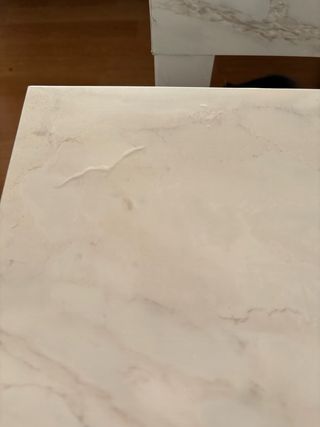 Mesa auxiliar Lack Ikea forradas con efecto mármol