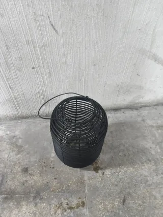 Lámpara de mimbre negra decorativa