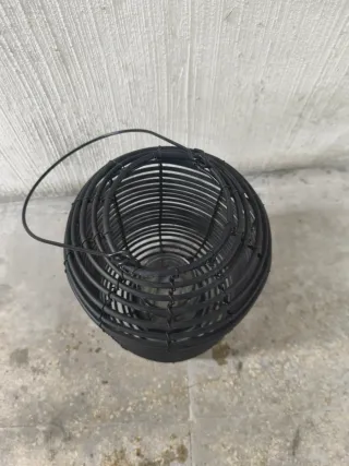 Lámpara de mimbre negra decorativa