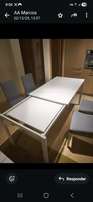 Mesa extensible blanca de madera y 4 sillas gris