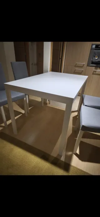 Mesa extensible blanca de madera y 4 sillas gris