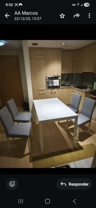 Mesa extensible blanca de madera y 4 sillas gris