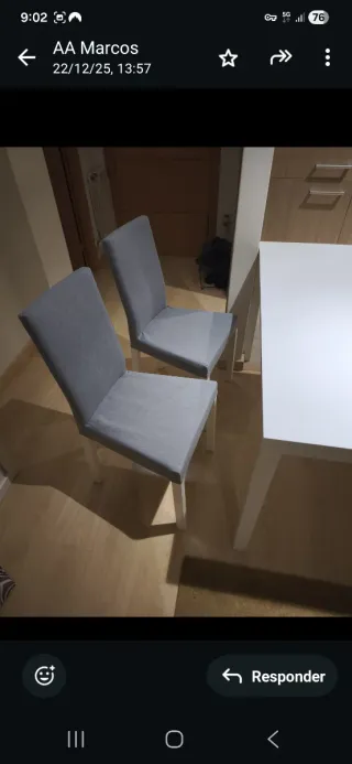 Mesa extensible blanca de madera y 4 sillas gris