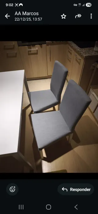 Mesa extensible blanca de madera y 4 sillas gris