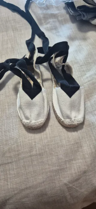 Alpargatas blancas y negras con lazo talla 23