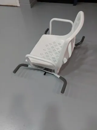 Silla de Baño Gris y Blanca es giratoria