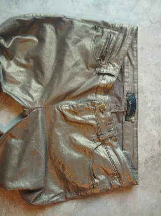 Pantalón Stradivarius dorado