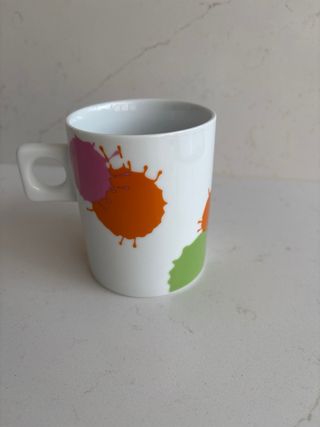 Taza de porcelana con manchas