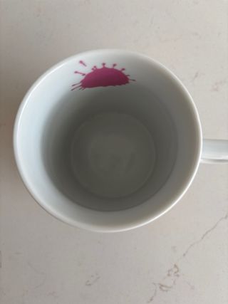 Taza de porcelana con manchas