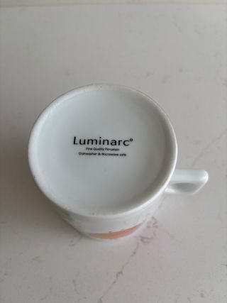 Taza de porcelana con manchas