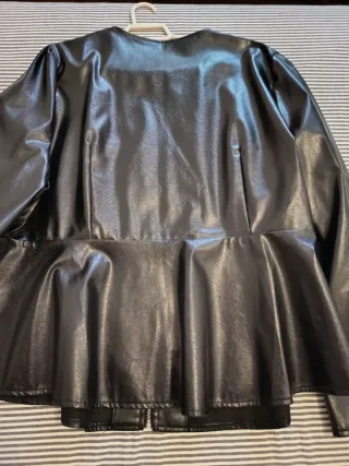 Chaqueta negra efecto piel mujer