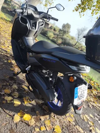 Yamaha NMAX 125 2025 - 2100km + 2 Cascos