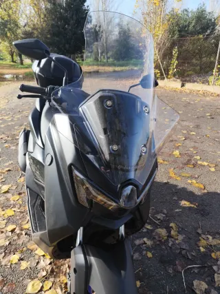 Yamaha NMAX 125 2025 - 2100km + 2 Cascos