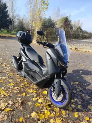 Yamaha NMAX 125 2025 - 2100km + 2 Cascos