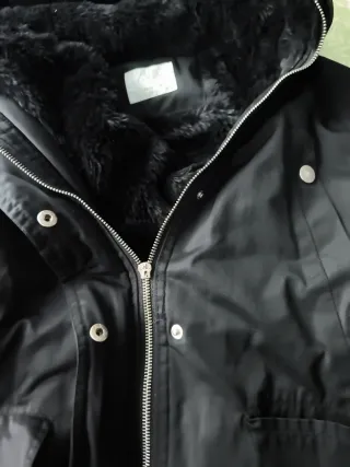 Chaqueta negra con capucha