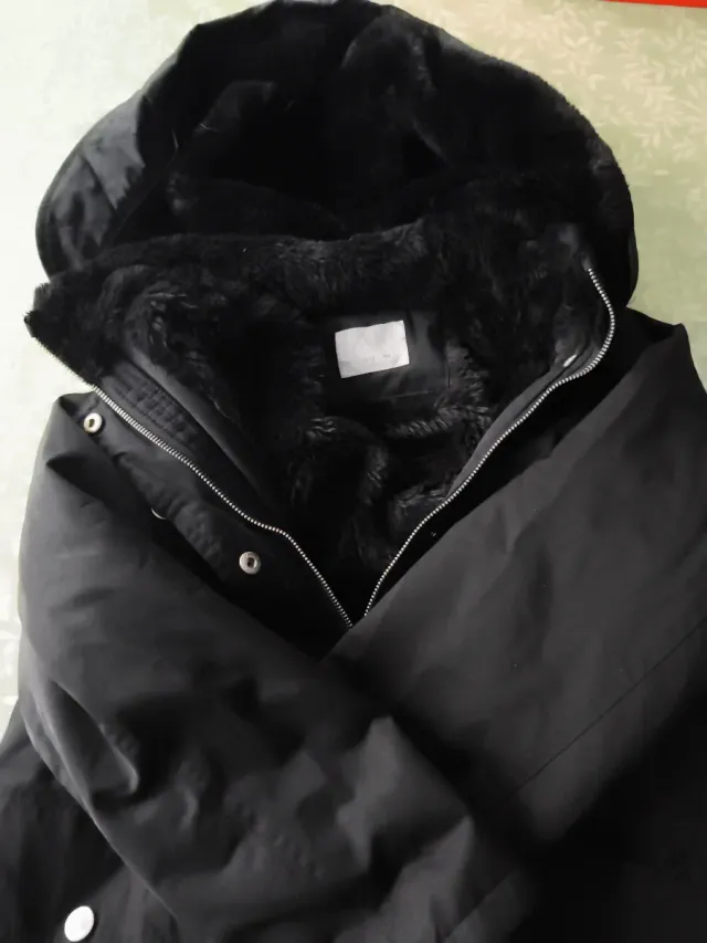 Chaqueta negra con capucha