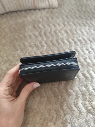 Monedero negro pequeño con tachuelas