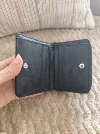 Monedero negro pequeño con tachuelas