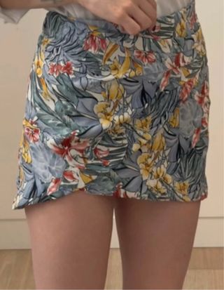 Falda corta estampada floral