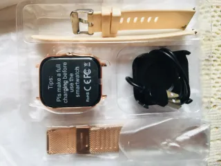 Smartwatch in oro rosa con caricabatterie