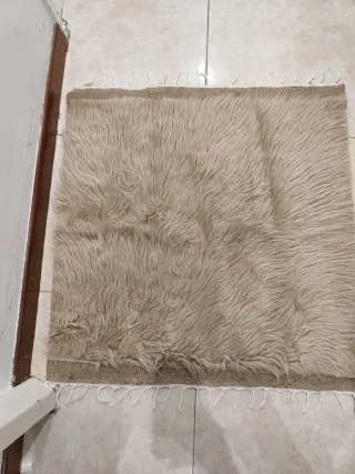 Alfombra beige de lana