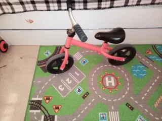 Bicicleta infantil rosa sin pedales
