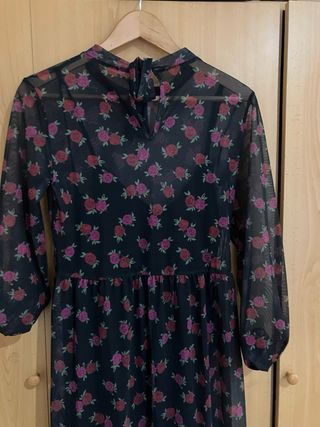 Vestido negro floral semitransparente