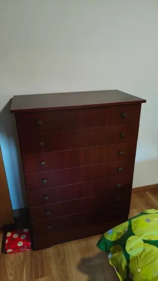 Cómoda de madera marrón