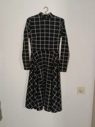 Vestido negro con cuadrícula blanca