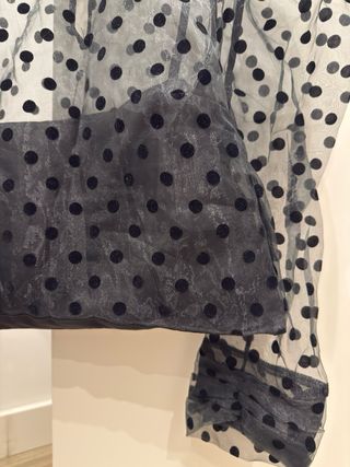 Top negro transparente lunares