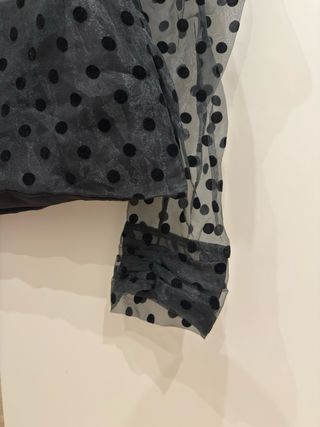 Top negro transparente lunares