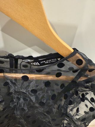 Top negro transparente lunares