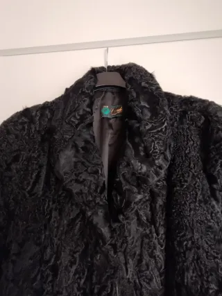 Abrigo de piel de astrakán negro.