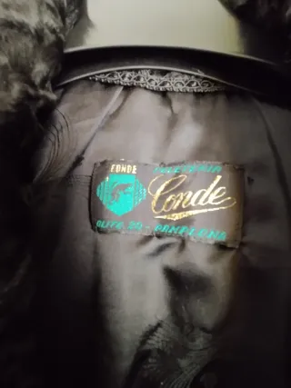 Abrigo de piel de astrakán negro.