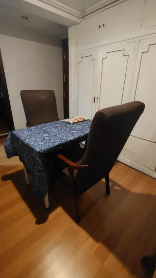 Dos sillones de madera marrones