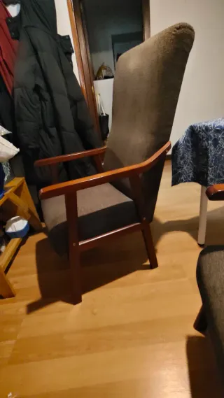 Dos sillones de madera marrones