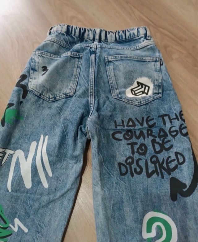 Pantalón vaquero Bershka graffiti