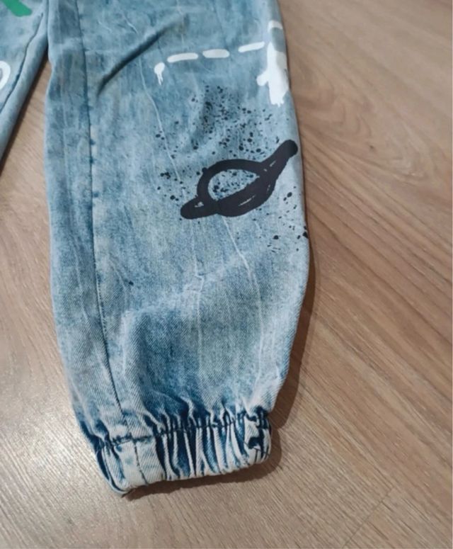 Pantalón vaquero Bershka graffiti