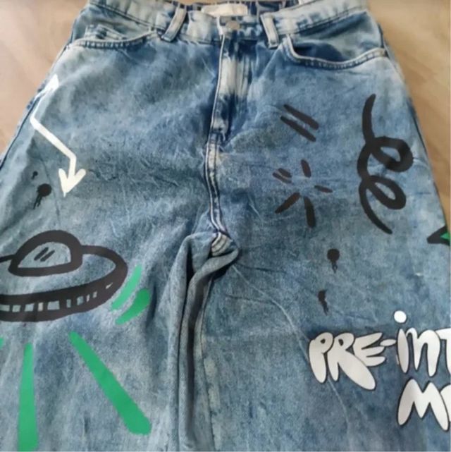 Pantalón vaquero Bershka graffiti