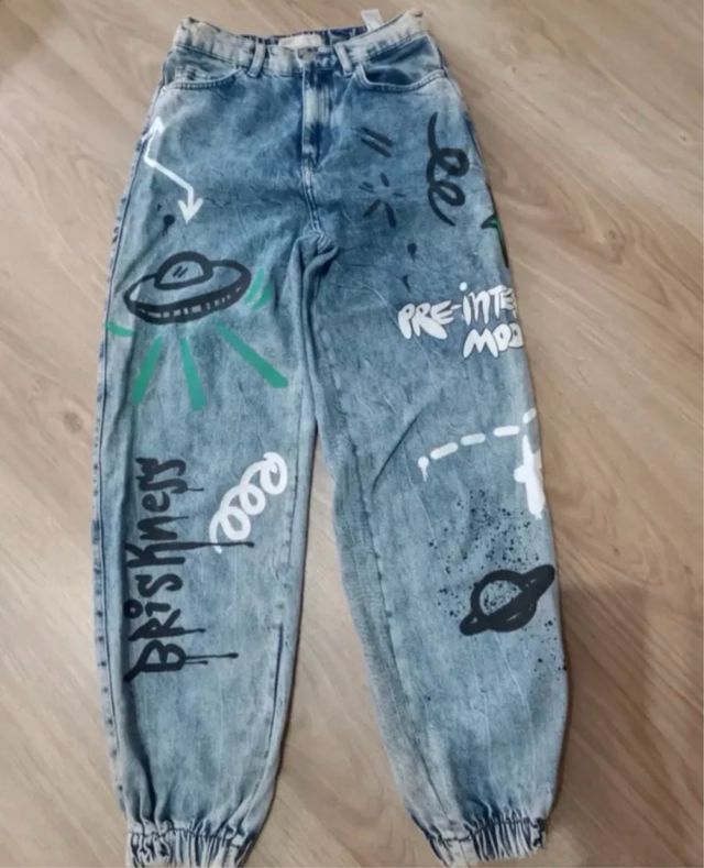 Pantalón vaquero Bershka graffiti